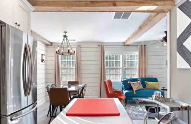 The Turquoise Door-West Midtown. Minutes from fun!