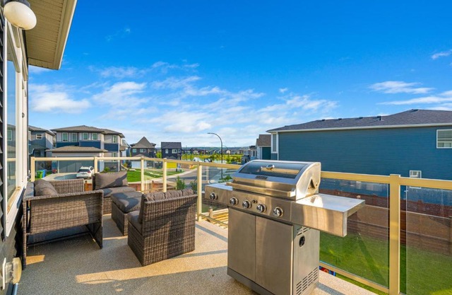 The Ultimate Getaway with Central AC, 3 King Beds, Hot Tub, Pool Table and More