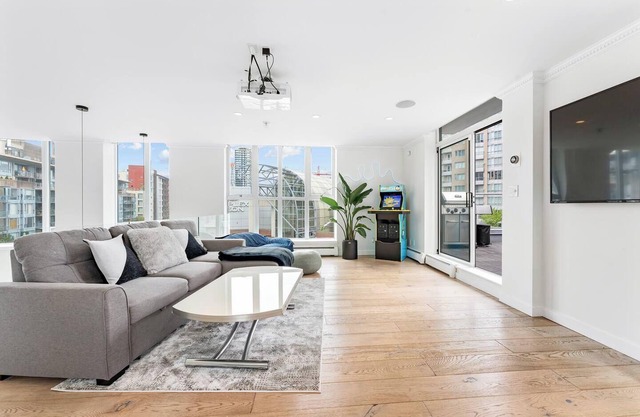 The Vancouver Penthouse, 2-Level, Patios, Hot Tub