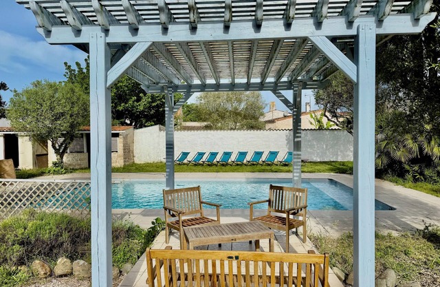 The Villa Archipel in Royan w/pool & tennis court 10min from the beach