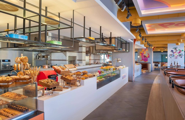The WB Abu Dhabi, Curio Collection by Hilton