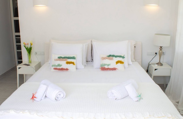 The White Beach House (Cala Llombards)
