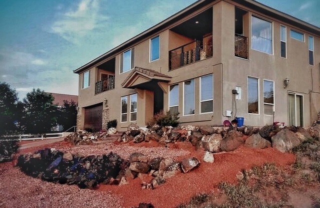 The Wyatt Private Bedroom: Plush Split-King Bed & Bath - Sleeps 2-Guest