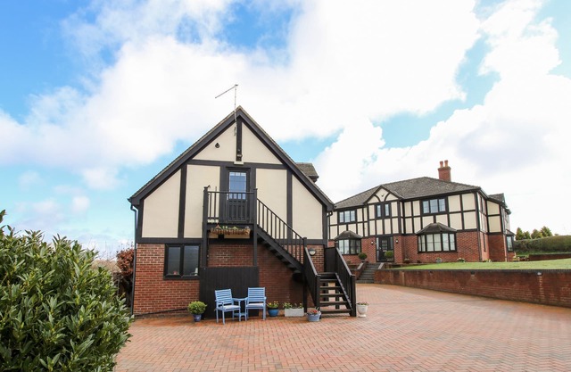 THE WYNNSTEAD ANNEXE, with a garden in Oswestry
