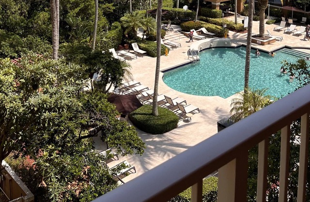 The Yacht Club - Stunning views, balcony, & pool in gated community