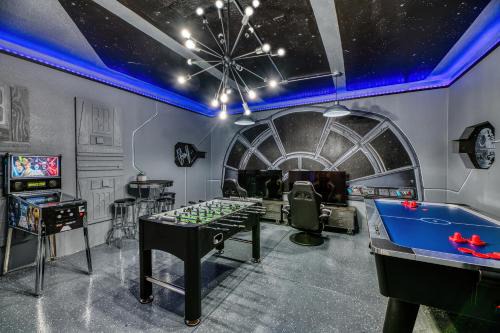 Themed 9 br pool villa 8 miles from Disney - Free BBQ, Pool Heat,Resort Facilities