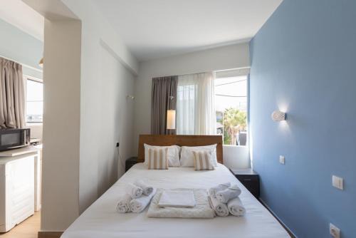 Theo Apartments