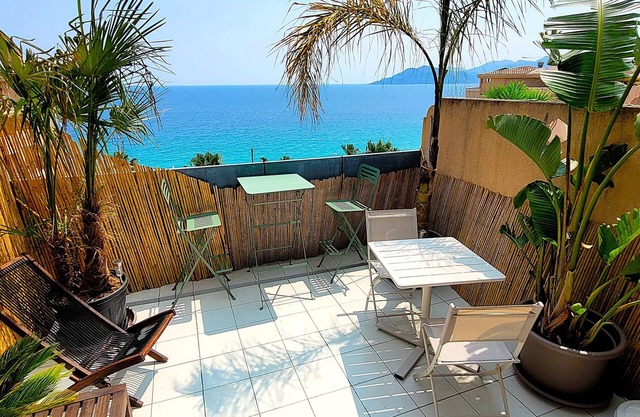 "Theo'z Roof Top & Sea View"