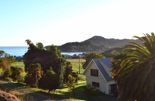 Theo’s Place - Family haven at Ligar Bay - Sleeps 10. (Dogs negotiable).