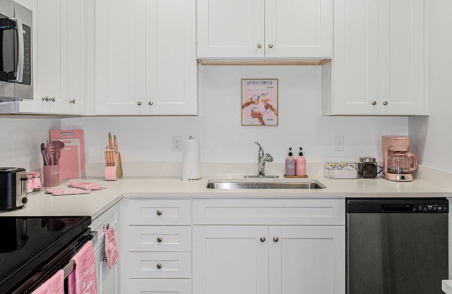 Think Pink in Kissimmee - Gorgeous 2BD with free WIFI, free parking and more!!