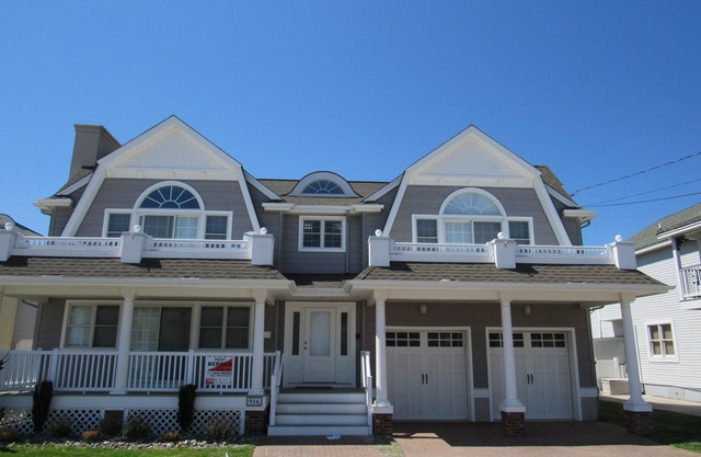 This 5 bedroom, 3 1/2 bath luxury house sleeps 10 and is located in a beach block