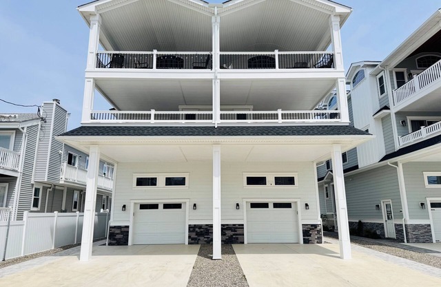 This 6 bedroom/4.5 bath home is centrally positioned in a family friendly location