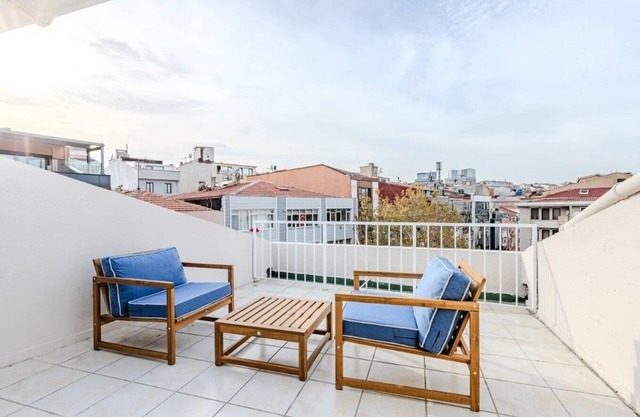 This apartment is a 1 bedroom(s), 1 bathrooms, located in Şişli, İstanbul.