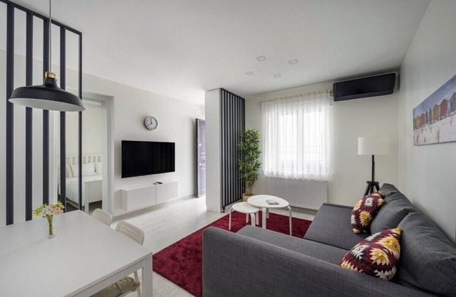 This apartment is a 1 bedroom(s), 1 bathrooms, located in Beşiktaş, İstanbul.
