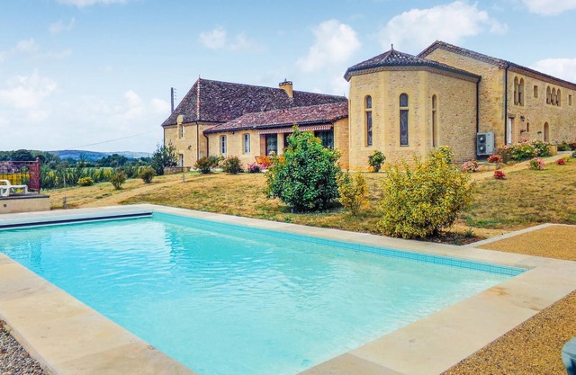 This beautiful and bright vacation home in the heart of the Périgord Noir welcomes you in Limeuil, o