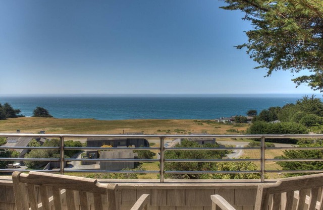 This beautifully appointed home provides spectacular white water ocean views