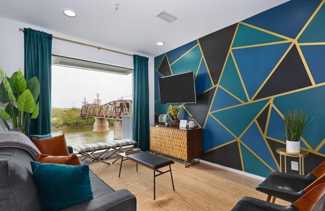 This condominium is a 2 bedroom(s), 2 bathrooms, located in Nashville, TN.