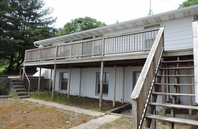 This Cottage offers dramatic views of Hamlin Lake with 150 feet of lakefront