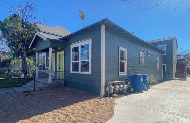 This duplex is a 1 bedroom(s), 1 bathrooms, located in San Antonio, TX.