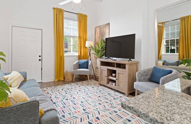 This duplex is a 3 bedroom(s), 2 bathrooms, located in New Orleans, LA.