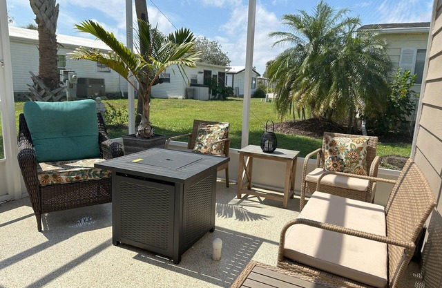 This house is a 2 bedroom(s), 2 bathrooms, located in Sarasota, FL.