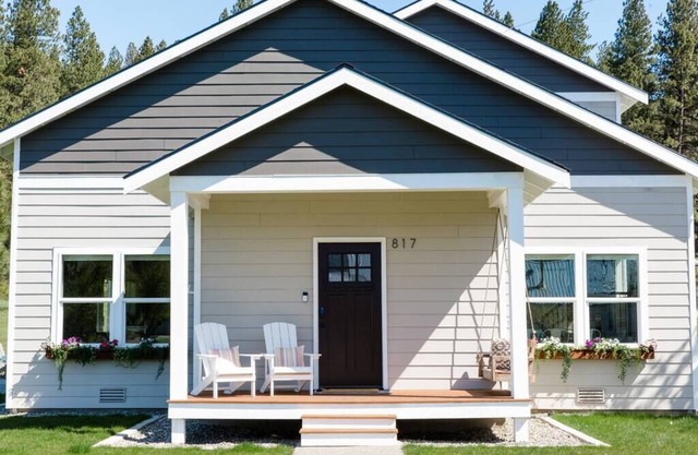 This house is a 3 bedroom(s), 4 bathrooms, located in Cle Elum, WA.
