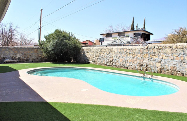 This house is a 4 bedroom(s), 2 bathrooms, located in El Paso, TX.