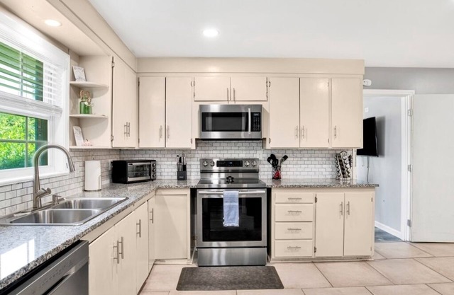 This house is a 6 bedroom(s), 3 bathrooms, located in Pensacola, FL.