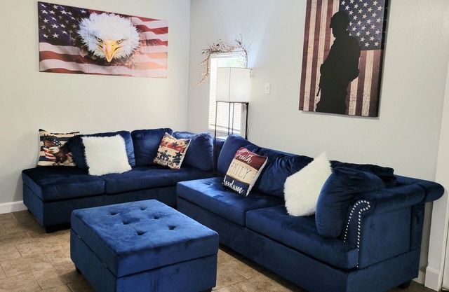 This is a cozy Military/USA themed home by Lackland AFB . 4 Bedroom, 1 Bath.