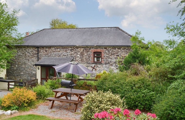 This larger holiday property is set over two levels and has en-suite facilities to each bedroom.