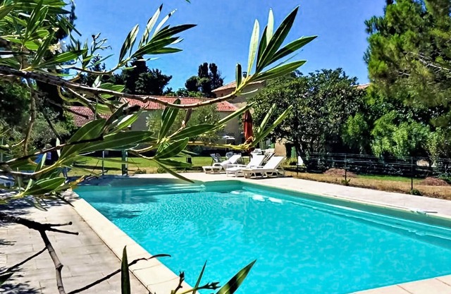 This lovely vacation home with private pool and beautiful forest park is located in Violès, a charmi