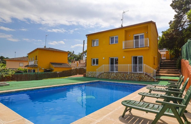 This spacious vacation home has its own pool and is located in the urbanization Maçanet de la Selva,