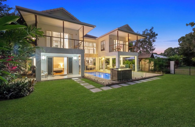 This stunning home is located in Palm Cove. Short 5min walk to the beach.