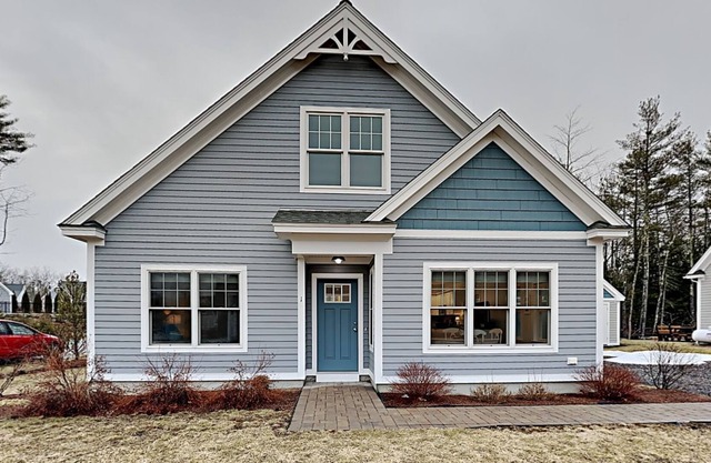 This sunny cottage close to beaches is perfect for your vacation.