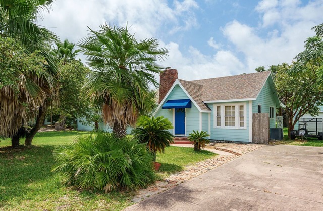 This vibrant 3bd2 ba beach house is right in the heart of Rockport! Pet-friendly