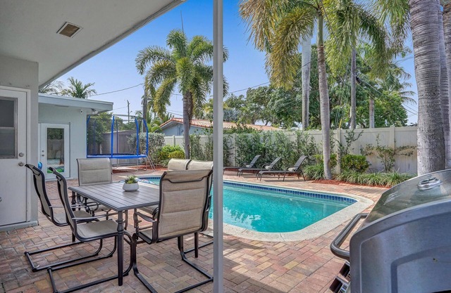 This villa is a 4 bedroom(s), 2 bathrooms, located in Oakland Park, FL.