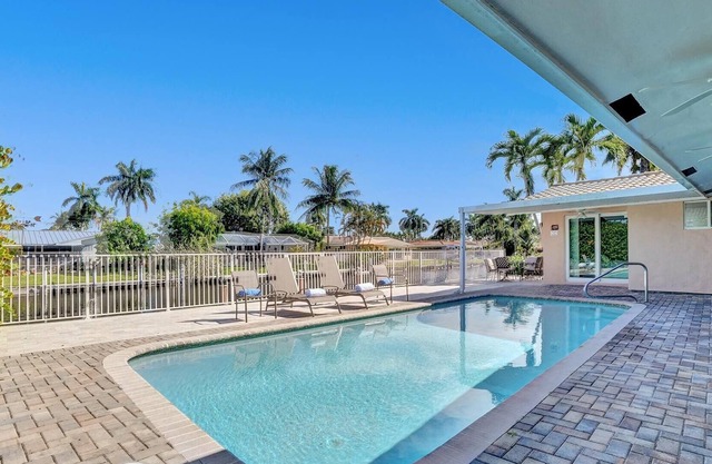 This villa is a 4 bedroom(s), 3 bathrooms, located in Fort Lauderdale, FL.