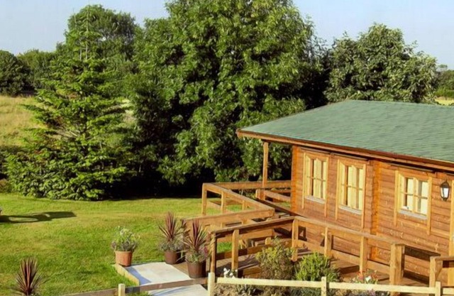 THORNLEA LOG CABIN, pet friendly, with a garden in Danby