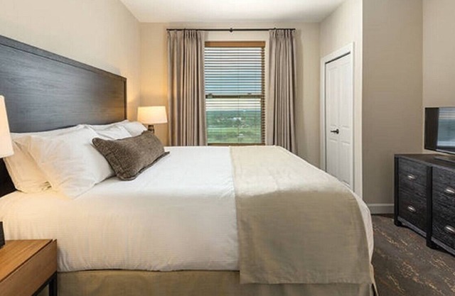 Thoughtful 1BD condo w/resort amenities on banks of Lake Marble Falls