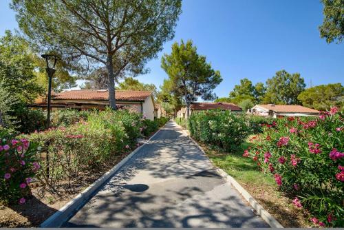 THR - ISA-Appartament plus 4 beds, air conditioning and private outdoor area in Village with 6 swimming-pools