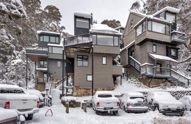 Thredbo Village Family CHALET - AMAZING VIEWS - just 3 mins from centre