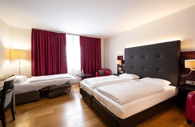Three-bed room comfort stream view - Landidyll Weinhotel Klostermühle