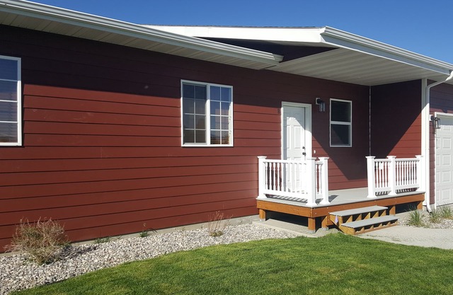 THREE BEDROOM, 2.5 BATH, HOT TUB, GARAGE, W/D, WiFi, CENTRAL AC.