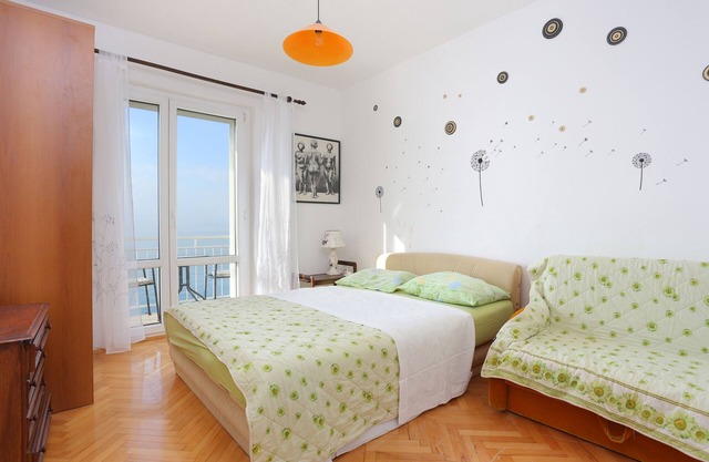 Three bedroom apartment near beach Drašnice, Makarska (A-2644-b)
