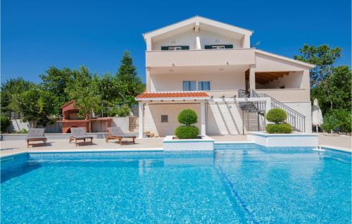 Three-Bedroom Holiday Home In Zagvozd