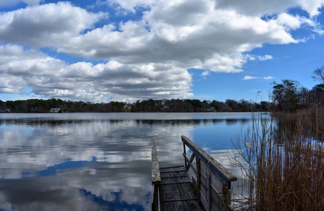 Three bedroom home with direct access to Kelley's Pond!