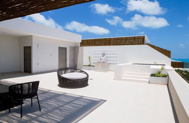 THREE BEDROOM PENTHOUSE LOFT WITH ROOFTOP JACUZZI, 5-DIAMOND RESORT