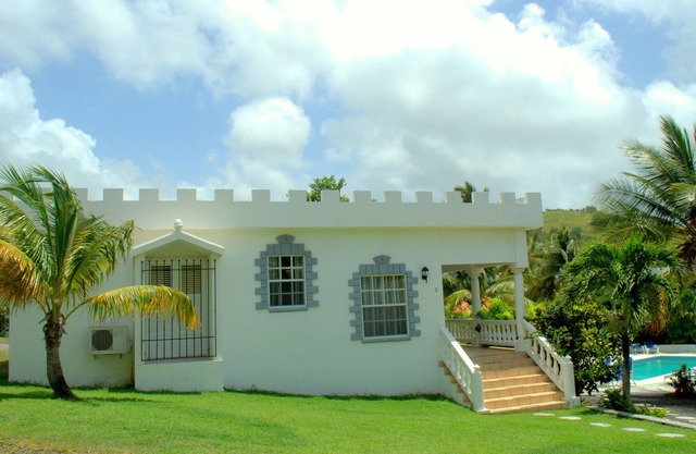 three bedroom villa with a pool in the garden, 5 mins from the beach