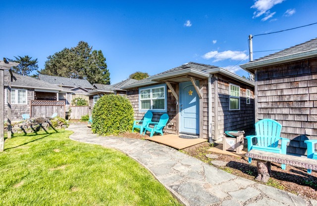 Three Sunny Cottages in a Great Location Near Downtown & Beach - Dogs Welcome
