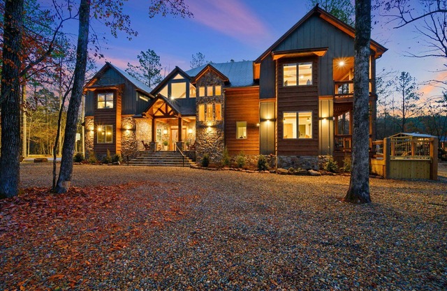 Thunder Creek Lodge-Brand New 2023-8 Bedroom Creekside Retreat w/Sport Court!